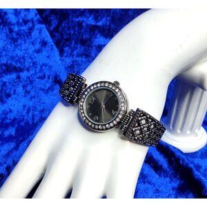 vintage womens fashion black metal silver tone hands watch